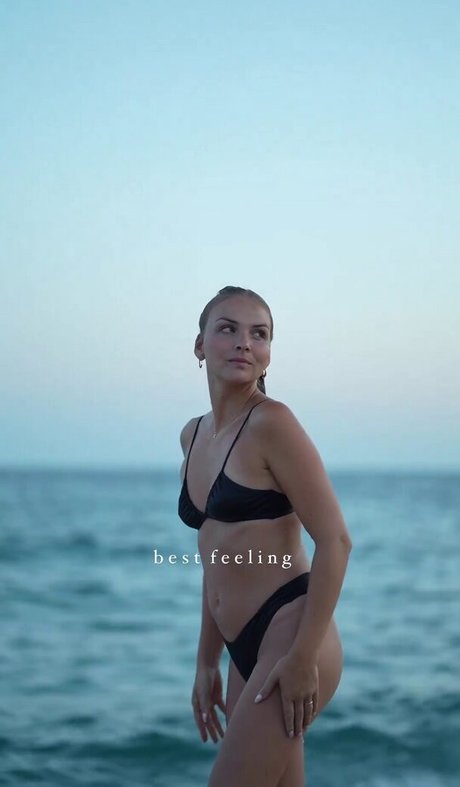 小柄なブロンドの熟女OnlyFans ヌード 写真