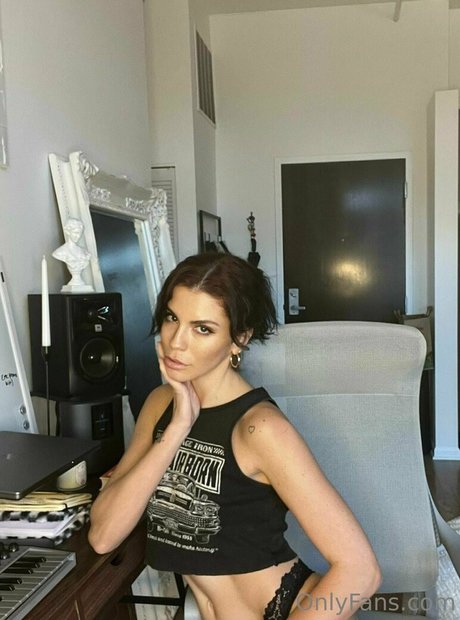 巨乳 射精 OnlyFans エロチック 写真