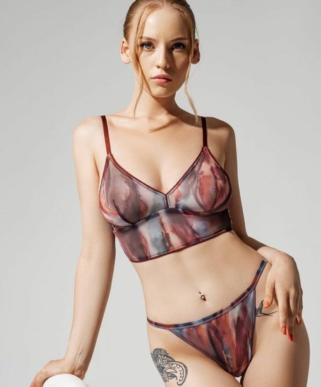 Oksana Neveselaya ポルノスター ヌード 写真