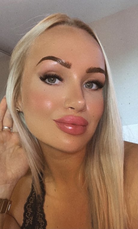 Charlotte Belvedere セクシーなスター ギャラリー