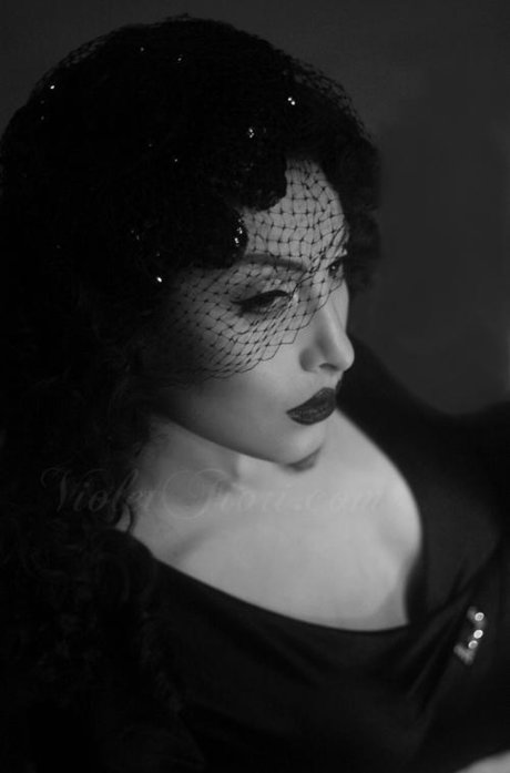 Violet Fiori セックスモデル 写真