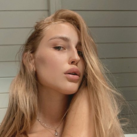 Pauline Minou エロティックなポルノスター 写真