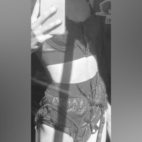 Petite Brat_ アートモデル ギャラリー