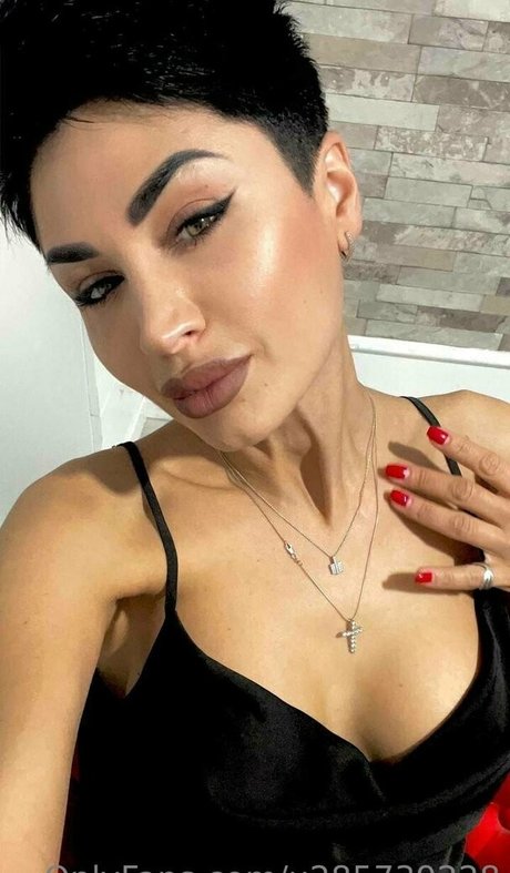 小柄なブロンドの熟女OnlyFans ホットポルノ ギャラリー