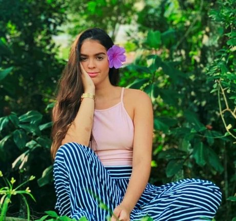 Izabelly Linhares ヌードスター 写真