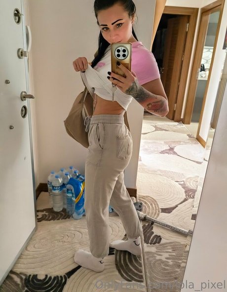 lola pixel スター ヌード 画像