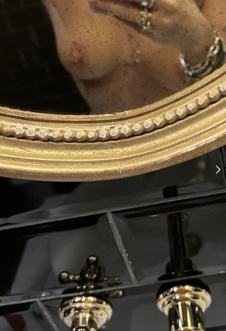 垂れ乳OnlyFans セクシー裸 ギャラリー