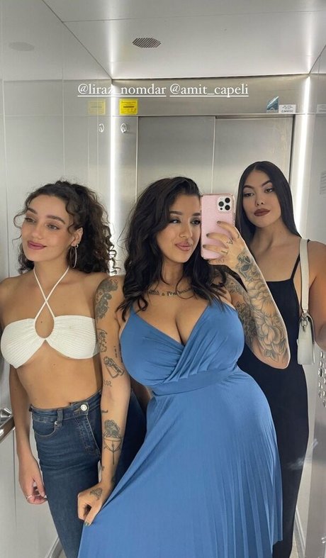 小柄なブロンドの熟女OnlyFans エロチック 画像