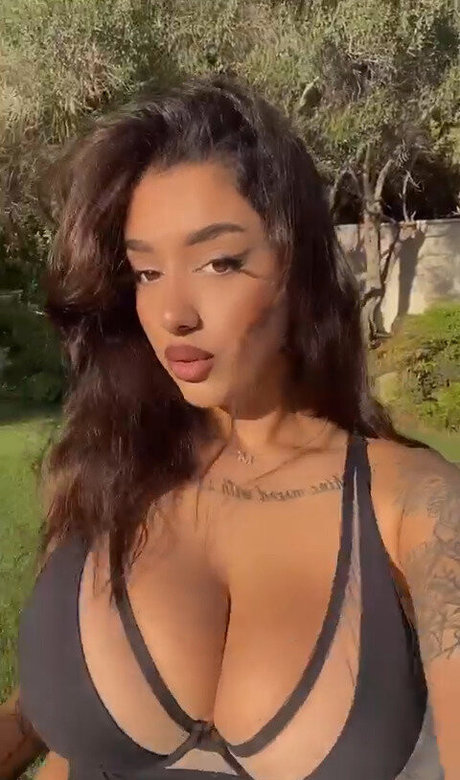 May Bakshi ホットなスター 写真