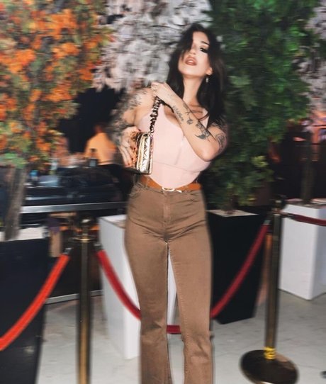 May Bakshi ポルノスター 裸 写真