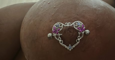 Tattooedmimi ヌードモデル 写真