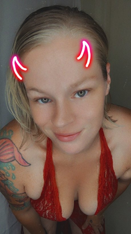 Carly Pinto かわいいポルノスター 写真