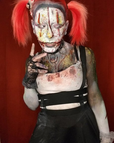 Demonika 裸のポルノスター 写真