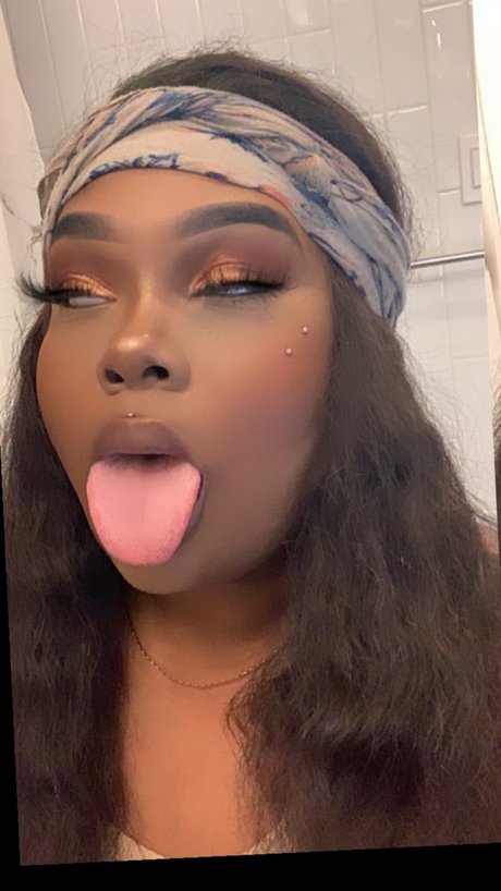 アジア人のタトゥー OnlyFans 無料セクシー 画像