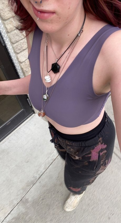 Quinn Sinz 裸の女優 画像