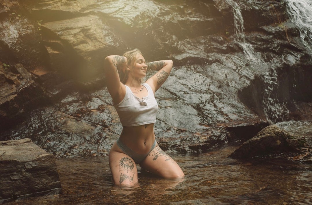 Faith Long スター ヌード 画像