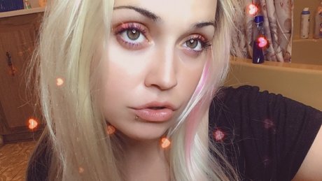 Dakota freeling ヌードスター 写真