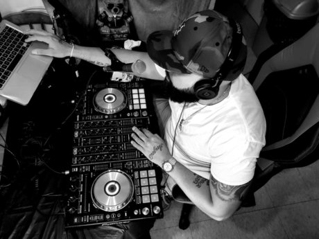 Dj fueg_ セクシーモデル 写真