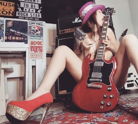 Red Cherry Ink ヌードのポルノスター 写真