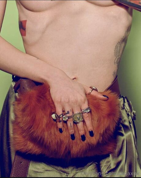 Saga XuX ポルノスター 写真