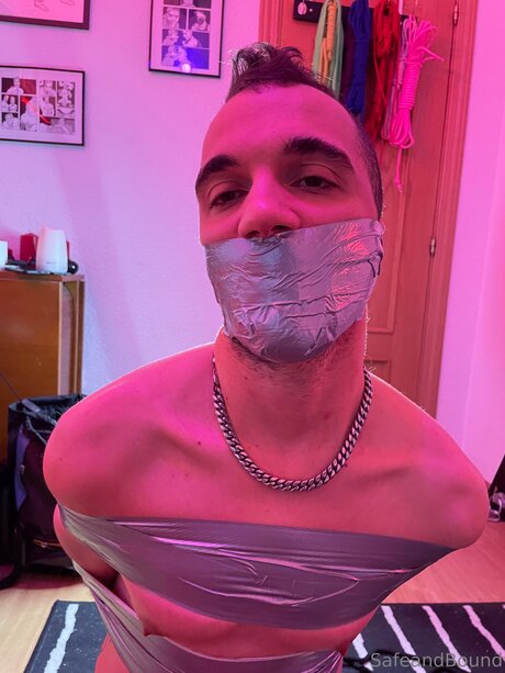 Safe and Bound HDポルノスター 写真