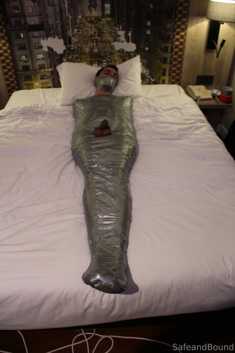 Safe and Bound スター 裸 ギャラリー