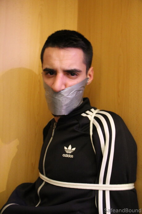 Safe and Bound ヌードのポルノスター 写真