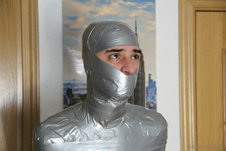 Safe and Bound ヌードのポルノスター 写真