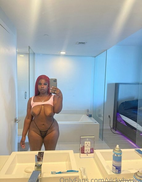 金髪のフェムボーイOnlyFans セクシー 写真