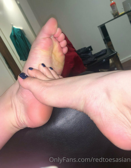 redtoesasian profile image