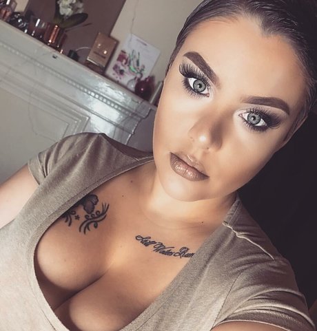 ブルネットの教師OnlyFans ホットxxx ギャラリー