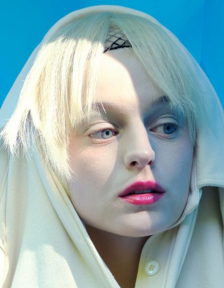 Emma Corrin セクシーモデル 写真