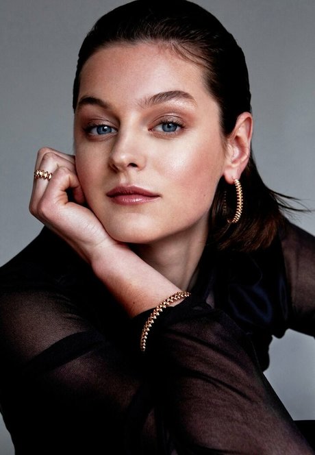 Emma Corrin エロティックモデル アーカイブ