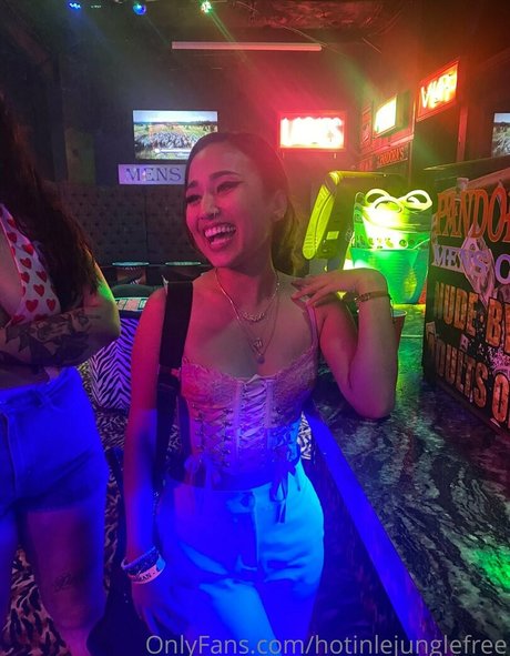 大学のOnlyFans セクシーヌード 写真