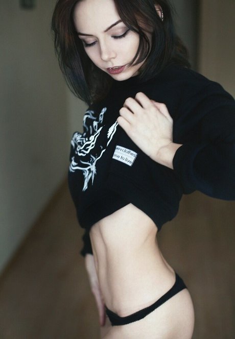 Irina Adelina 裸の女優 写真