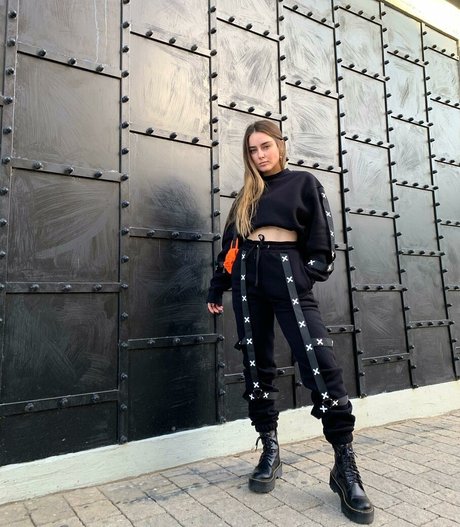 金髪ストリップOnlyFans ポルノグラフィック 写真