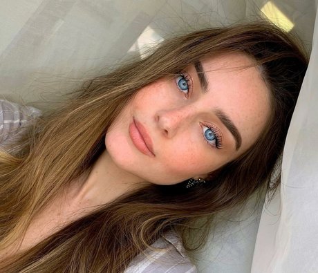 Effy Palarya ヌードスター ギャラリー