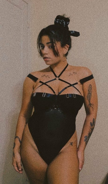 Kennya Raposo 裸のスター ギャラリー