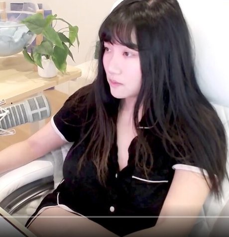 アナルパウグオンリーファンズ セクシーヌード 写真