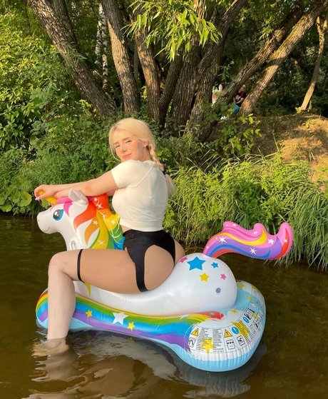 Sveta Sollar 裸のスター ギャラリー