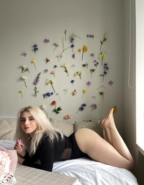 Sveta Sollar エロティックなスター 写真