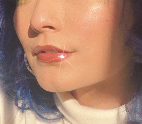 Rose Hues 裸の女優 写真