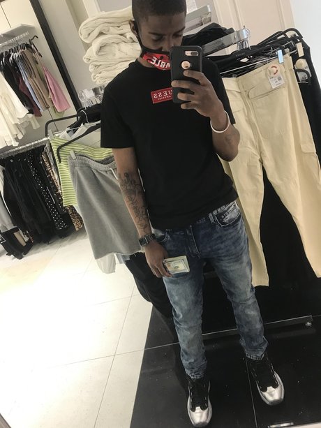 Freaky savage エロティックなポルノスター 画像