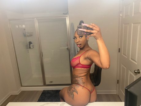 Sip on Moet_ 最高のモデル 画像