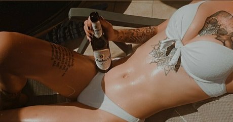 littlemissnaughtytw ホットなスター 写真