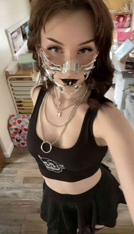 金髪の小柄なOnlyFans HD 写真