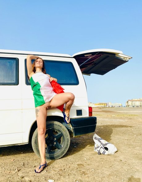 eggs out ポルノスター ヌード 写真