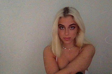 金髪ストリップOnlyFans 可愛い 画像