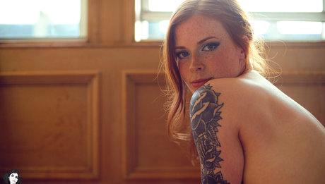 Annalee ポルノモデル 写真