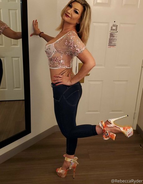 therebeccaryder top profile image